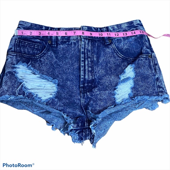 High Waisted acid washed frayed hem denim shorts - Picture 3 of 5